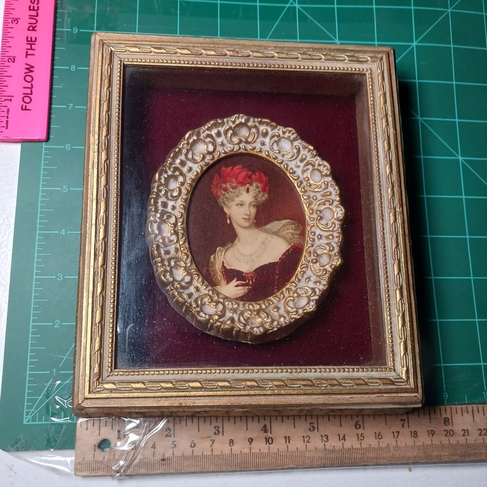 398. VTG Chunky Victorian frame: Ornate Cameo portrait in Velvet shadowbox